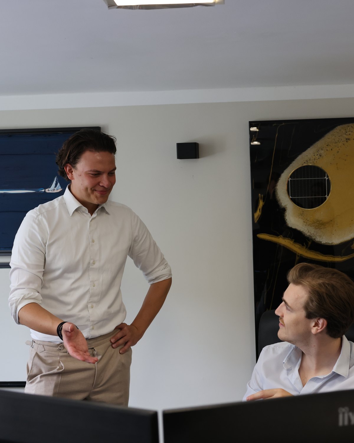 Bob en Daan van Struon lachen samen achter een scherm