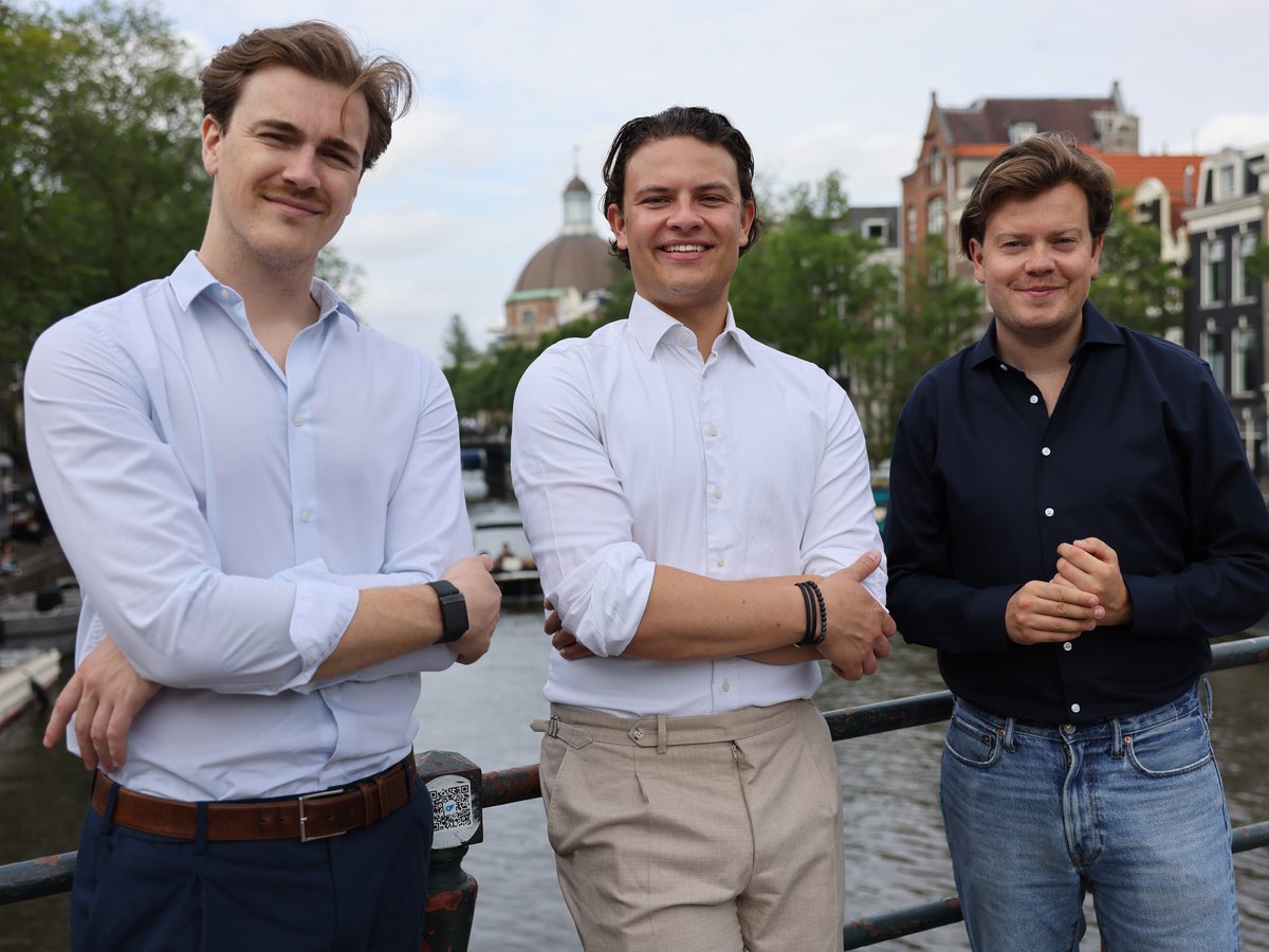 Noah, Bob en Daan van Struon aan de Amsterdamse gracht
